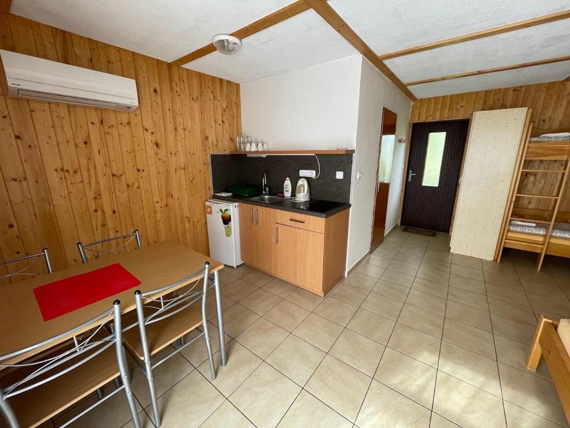Lhota nad Rohanovem Hotel Rohanov מראה חיצוני תמונה